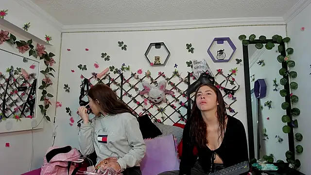 Snapshot of playful-girls chatting on February 3, 2026, 12:32 pm playful-girls online show from February 3, 2026, 12:32 pm