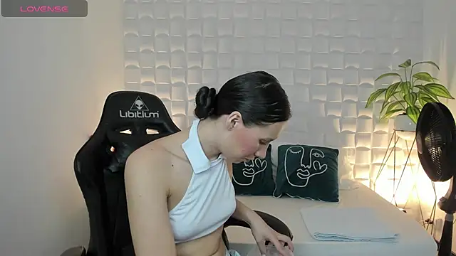 valeryn  rosse online show from April 10, 2026, 2:17 am