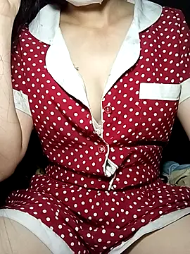 derylove  online show from April 12, 2026, 3:17 pm