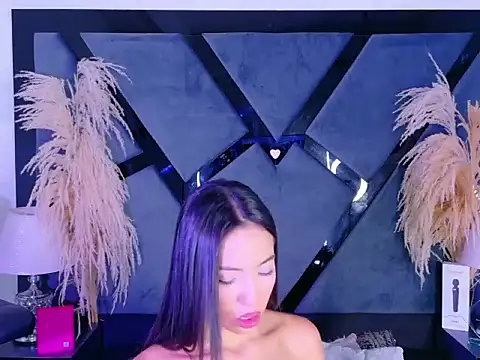 KylieWhitee online show from March 17, 2026, 1:03 pm