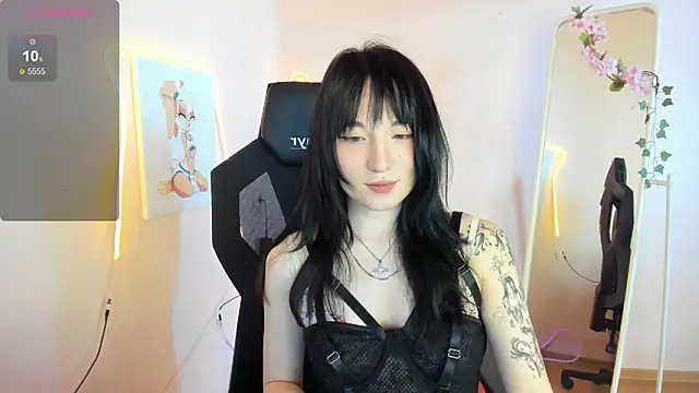 AliceeinWonderlanddd online show from May 17, 2026, 2:20 am