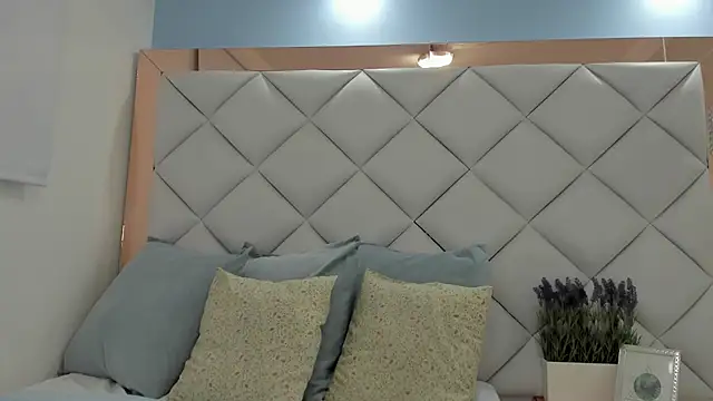 crystalstonee online show from April 13, 2026, 10:26 pm