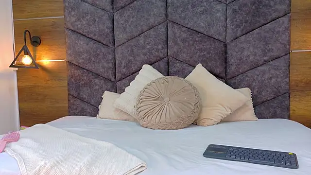 Snapshot of AnnieRouse__ chatting on March 1, 2026, 11:45 am AnnieRouse online show from March 1, 2026, 11:45 am