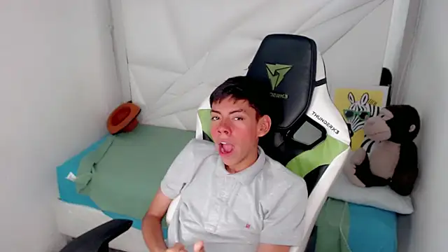 Snapshot of Liarr_ chatting on February 16, 2026, 8:05 pm Liarr online show from February 16, 2026, 8:05 pm