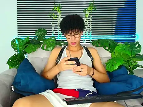 ThiiagoSaeenz online show from March 5, 2026, 4:03 pm