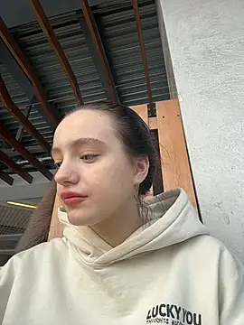 MiaTee online show from February 28, 2026, 4:13 am