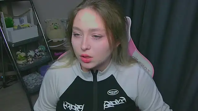 Snapshot of Emiliaaah chatting on February 3, 2026, 1:49 pm Emiliaaah online show from February 3, 2026, 1:49 pm