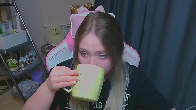 Snapshot of Emiliaaah chatting on February 4, 2026, 5:08 pm Emiliaaah online show from February 4, 2026, 5:08 pm