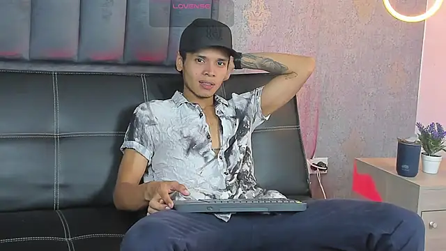 Alejandroo Montenegro online show from March 18, 2026, 1:42 am