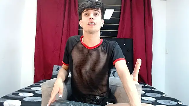 Snapshot of axxxel_twink chatting on February 6, 2026, 1:32 am axxxel twink online show from February 6, 2026, 1:32 am