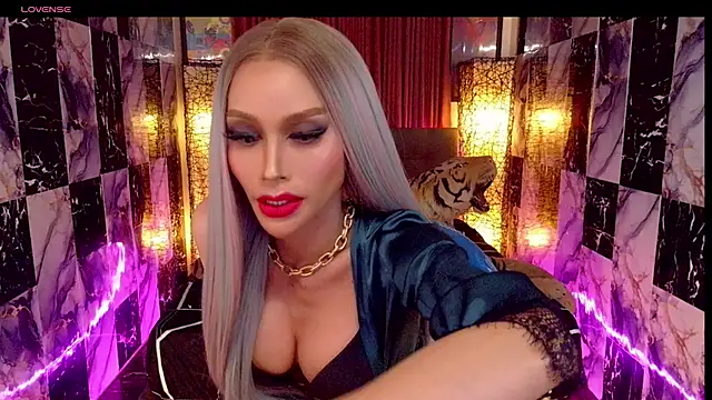SeductiveSamanthaTS online show from May 14, 2026, 5:42 pm
