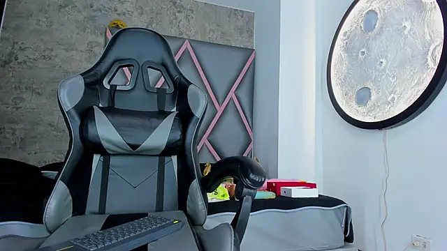 Snapshot of Emily-Queen03 chatting on February 19, 2026, 11:39 am Emily-Queen03 online show from February 19, 2026, 11:39 am