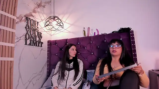 Snapshot of Valkiria-and-Dione chatting on February 5, 2026, 7:18 pm Valkiria-and-Dione online show from February 5, 2026, 7:18 pm