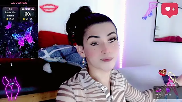 NathalialLooes online show from February 14, 2026, 9:33 pm