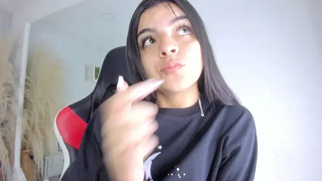 KarelyMitchel online show from April 14, 2026, 12:33 pm