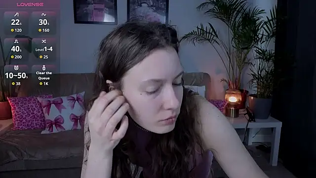 Snapshot of VioletaBloom chatting on February 18, 2026, 7:26 am VioletaBloom online show from February 18, 2026, 7:26 am