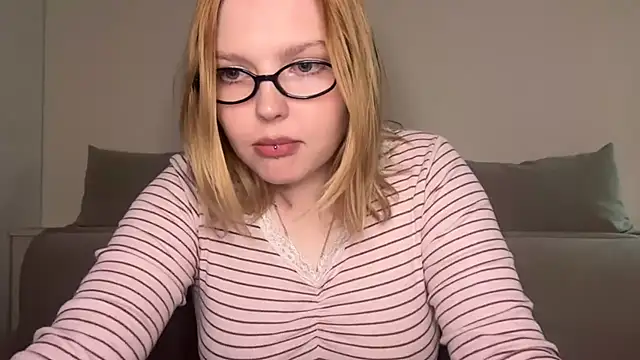 Snapshot of Ophelia_Ritz chatting on May 3, 2026, 11:22 pm Ophelia Ritz online show from May 3, 2026, 11:22 pm