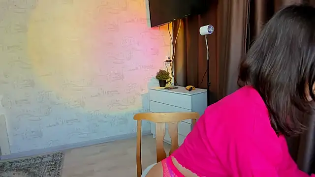 Snapshot of Hey_Mia chatting on February 28, 2026, 6:03 am Hey Mia online show from February 28, 2026, 6:03 am