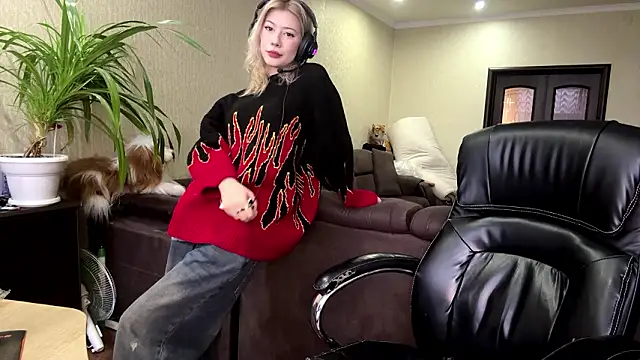 LadyFoxLove online show from February 3, 2026, 10:42 am