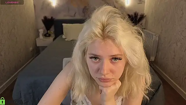 Snapshot of Kate_Krose chatting on February 14, 2026, 1:02 am Kate Krose online show from February 14, 2026, 1:02 am