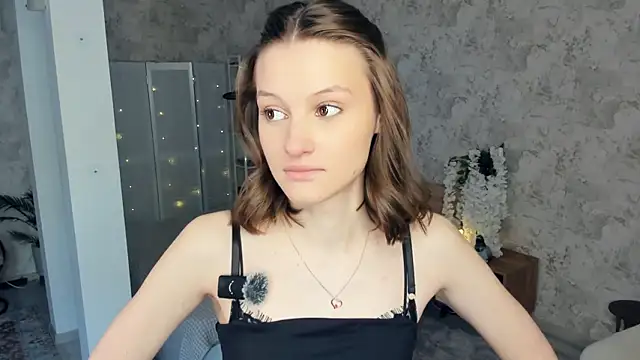 Snapshot of LianneBynon chatting on February 5, 2026, 8:30 am LianneBynon online show from February 5, 2026, 8:30 am