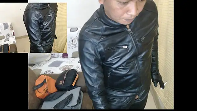Leatherbdsm81 online show from April 20, 2026, 3:04 pm