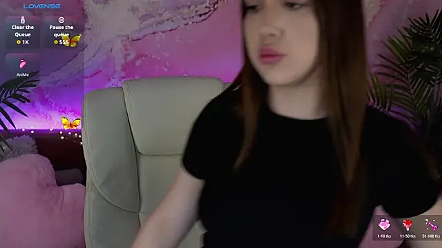 OliviaMoore  online show from March 18, 2026, 8:01 pm