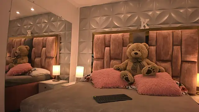 Snapshot of Paris_Velvet chatting on February 6, 2026, 10:57 pm Paris Velvet online show from February 6, 2026, 10:57 pm