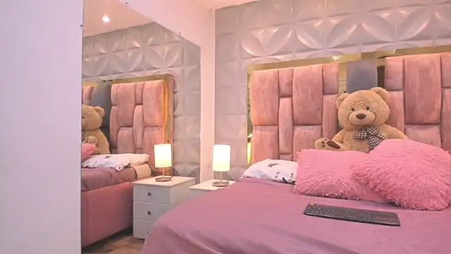 Paris Velvet online show from April 2, 2026, 11:02 pm