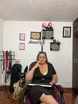 KimmyDark1 online show from June 12, 2026, 9:35 pm