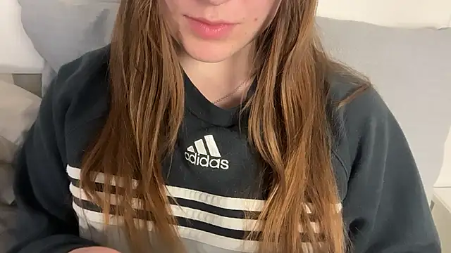 Lucyschickt online show from June 4, 2026, 7:42 pm