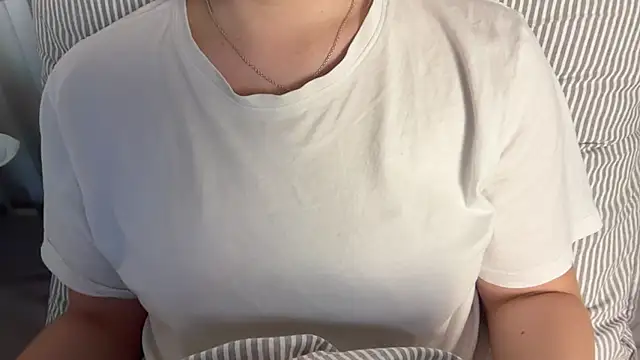 Lucyschickt online show from June 19, 2026, 6:34 pm