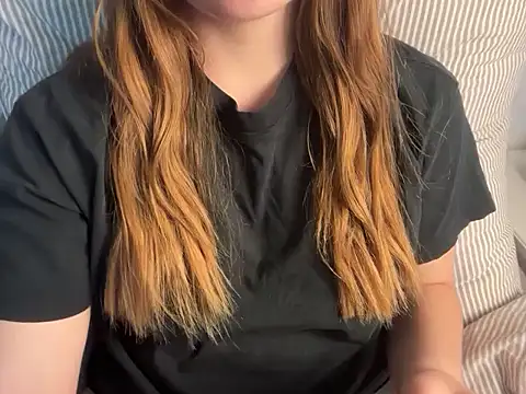 Lucyschickt online show from June 30, 2026, 6:53 pm
