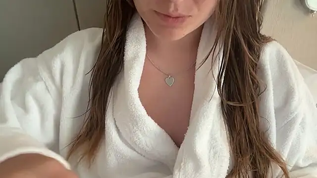 Lucyschickt online show from July 27, 2026, 2:46 pm