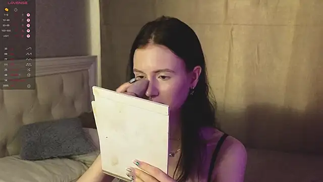 Snapshot of Glow_hollow chatting on February 25, 2026, 4:11 am Glow hollow online show from February 25, 2026, 4:11 am