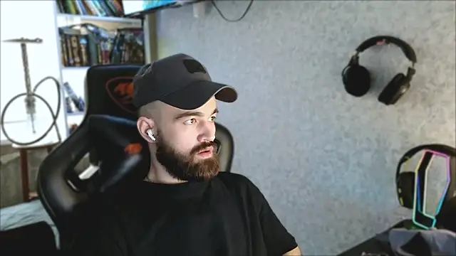 Snapshot of _Mostly_ chatting on April 14, 2026, 3:40 pm Mostly online show from April 14, 2026, 3:40 pm