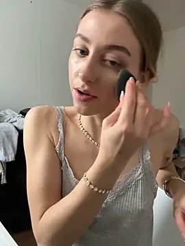 Snapshot of romyxxs chatting on February 9, 2026, 12:42 pm romyxxs online show from February 9, 2026, 12:42 pm