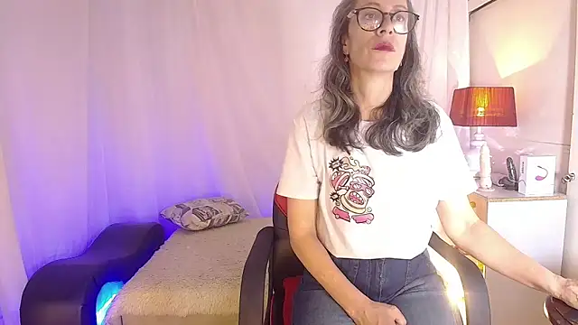 laurasofia45 online show from March 31, 2026, 12:12 am