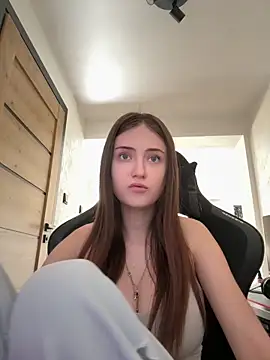 Snapshot of karlaluuvv chatting on April 7, 2026, 10:37 am karlaluuvv online show from April 7, 2026, 10:37 am