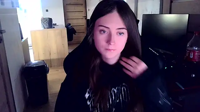 Snapshot of karlaluuvv chatting on April 9, 2026, 4:45 pm karlaluuvv online show from April 9, 2026, 4:45 pm