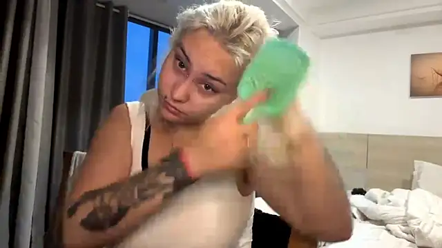 Snapshot of LuxureMia chatting on February 12, 2026, 11:05 am LuxureMia online show from February 12, 2026, 11:05 am