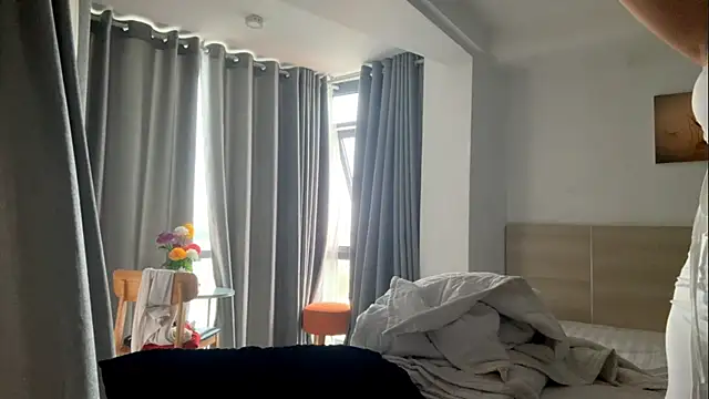 Snapshot of LuxureMia chatting on February 13, 2026, 8:32 am LuxureMia online show from February 13, 2026, 8:32 am