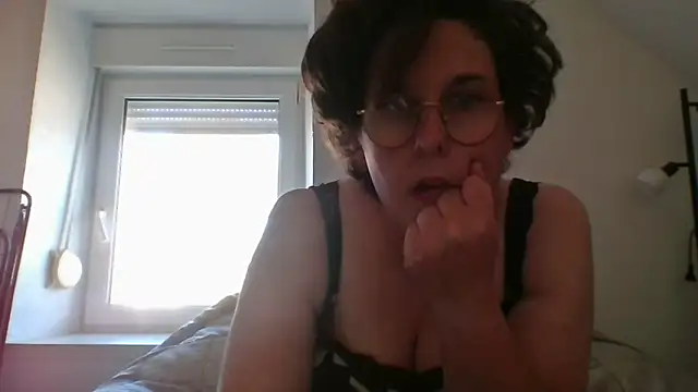 Snapshot of OIseauNoir88 chatting on April 19, 2026, 2:49 pm OIseauNoir88 online show from April 19, 2026, 2:49 pm