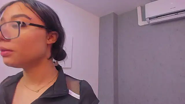 Snapshot of lil_miia chatting on February 28, 2026, 7:15 pm lil miia online show from February 28, 2026, 7:15 pm