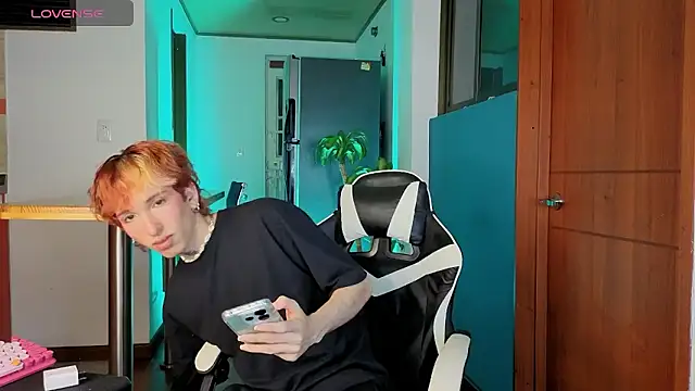 Snapshot of golden_twink_ chatting on February 11, 2026, 6:29 am golden twink online show from February 11, 2026, 6:29 am