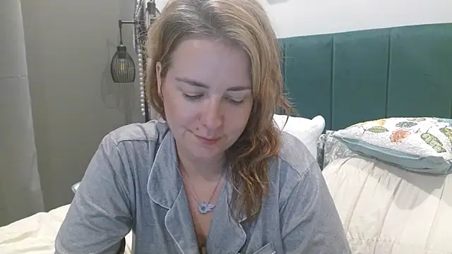 HazelSkyesChat online show from July 9, 2026, 1:42 am