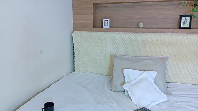 VioletBloomm online show from February 25, 2026, 12:04 pm