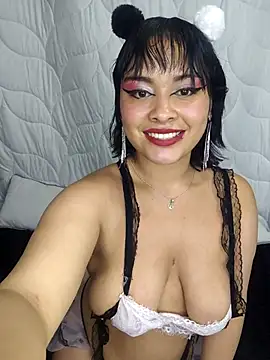 zoe love18 online show from April 15, 2026, 4:19 am