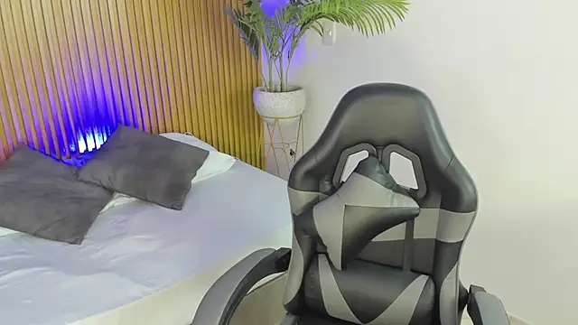 Snapshot of milaack_ chatting on February 16, 2026, 7:32 pm milaack online show from February 16, 2026, 7:32 pm