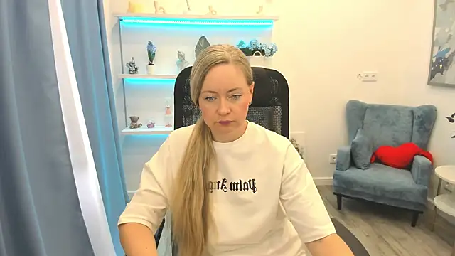 Snapshot of CharlotteKerti chatting on June 17, 2026, 11:45 am CharlotteKerti online show from June 17, 2026, 11:45 am